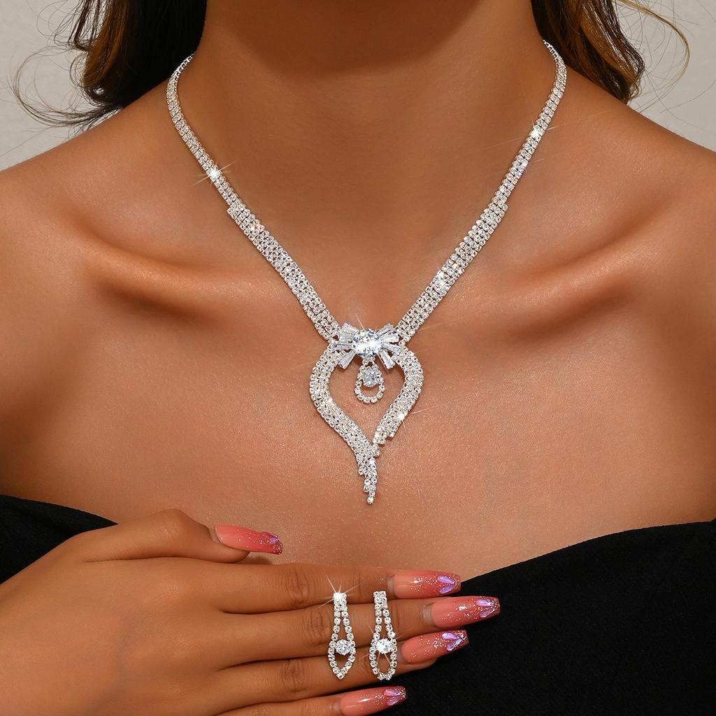 3pcs Bohemian Palace Shui Diamond Tassel Butterfly Knot Women Necklace Earring Set Sweet Romantic Banquet Evening Dress Zircon