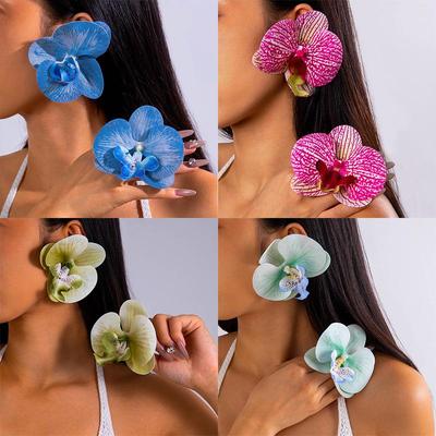 Barevné 3D náušnice s motýlí orchidejí – Elegantní design simulovaného květu pro ženy