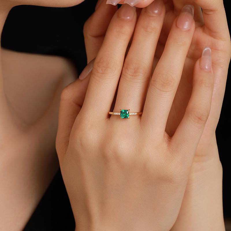 Elegant Japanese-Style Emerald Ring: Simple, Fresh, and Flexible Design