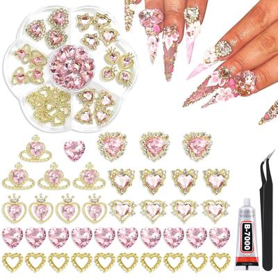 Valentinstag Nail Art Kit: Pflaumenblüten-Box mit 7 Fächern, inklusive Schmetterling-, Kronen-, Herz- und großem Diamant-Dekorationen.