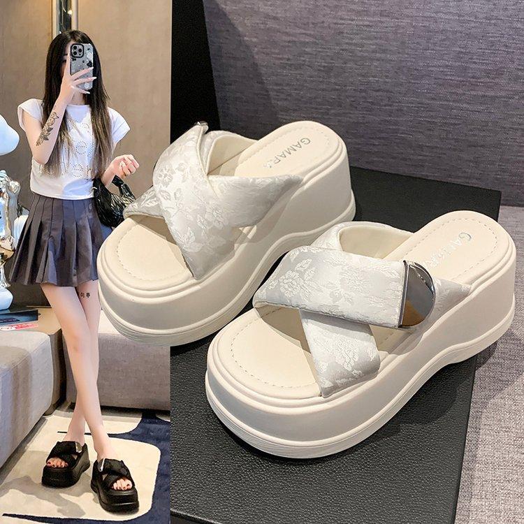 8Cm thick-bottomed national style slippers for women's outer wear 2025 summer new small muffin heightening soft-bottomed beach cool slippers