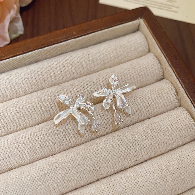 

18K Gold Plated Zircon Flower No-Pierce Earrings – Exquisite, Versatile, Luxury Accessory