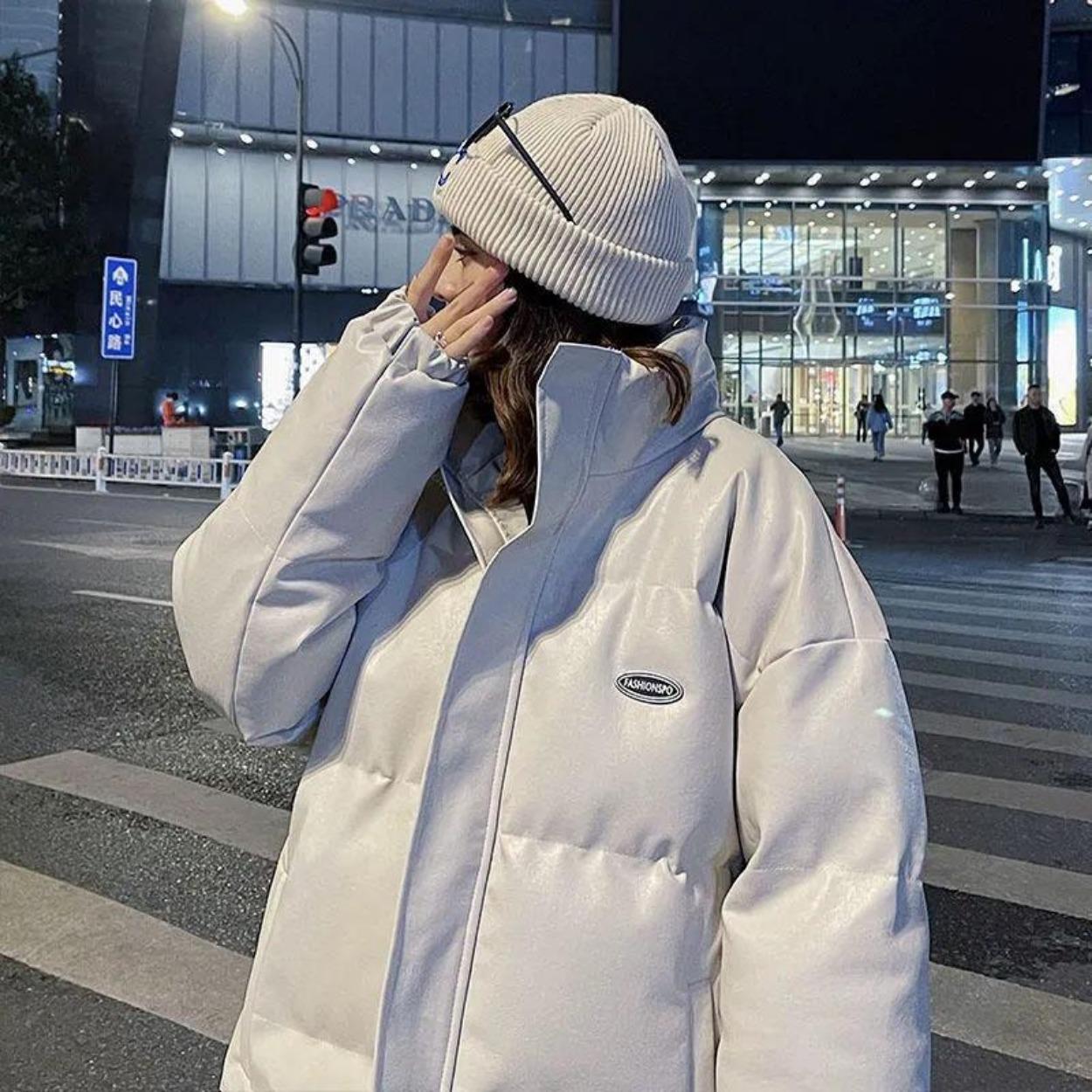 Женская осенне-зимняя свободная теплая однотонная ветрозащитная куртка большого размера — фото 6