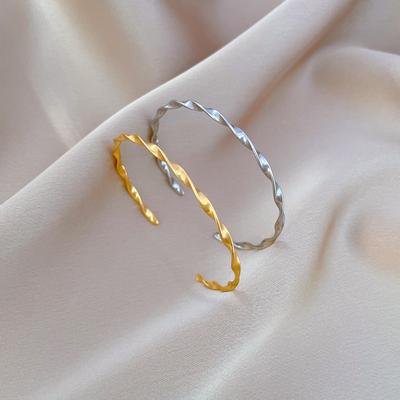 Verdrehter schlichter Ring Europäisches und Amerikanisches Armband Minimalistisches Retro-Mode-Armband aus Edelstahl