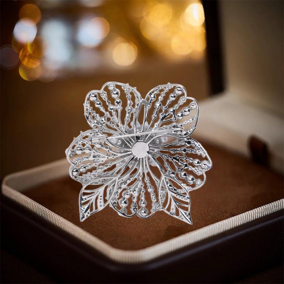 

Vintage luxury pearl crown brooch court coat corsage delicate pin срібний