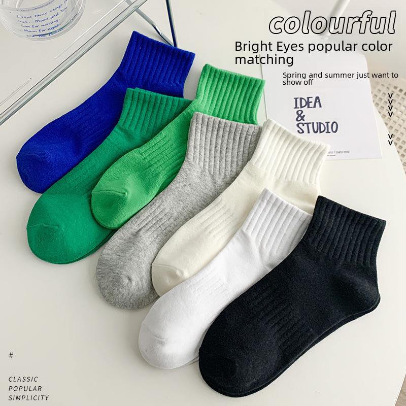 Trendy Black and White Unisex Low-Top Short Socks – Sweat-absorbent and Perfect for Autumn/Winter Sports and Couples.