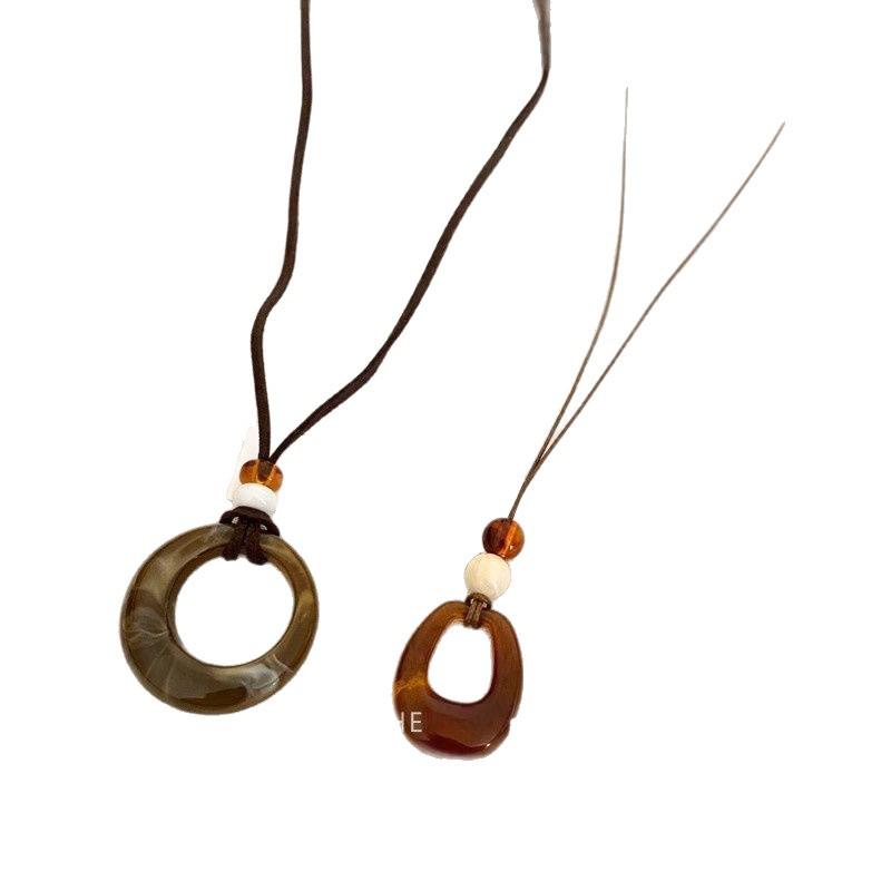 Retro Round Resin Necklace: Versatile, Fashionable High-End Clavicle Chain for Women