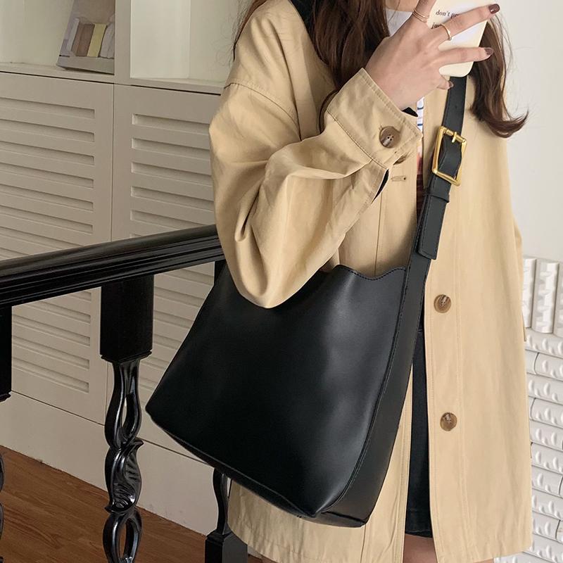 

Versatile Large Capacity Tote Bag for Women s New Lazy Style Mother and Child Water Bucket Bag Retro Brown One Shoulder Crossbod чёрный