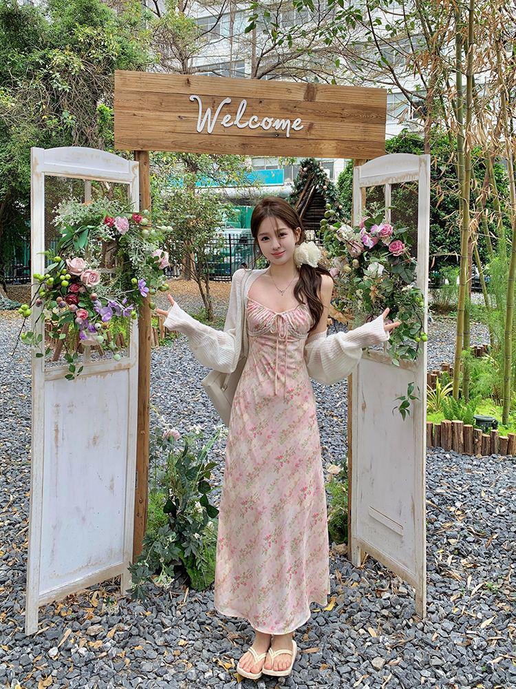 Teepause Französisches Blumen-Spaghetti-Trägerkleid mit Spitzen-Patchwork - Damen Frühling/Sommer 2024 Süßes Temperament Langes Kleid