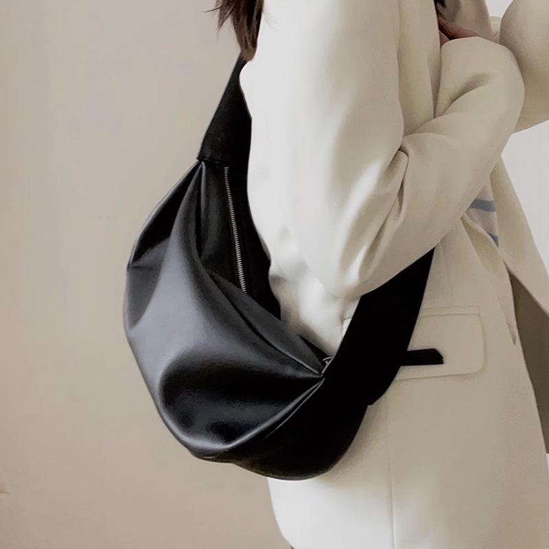 

Сумка 2025 новая кожаная большая вместительная универсальная женская сумка для поездок на работу сумка-мессенджер на одно плечо сумка-подмышка с петлей облако чёрный