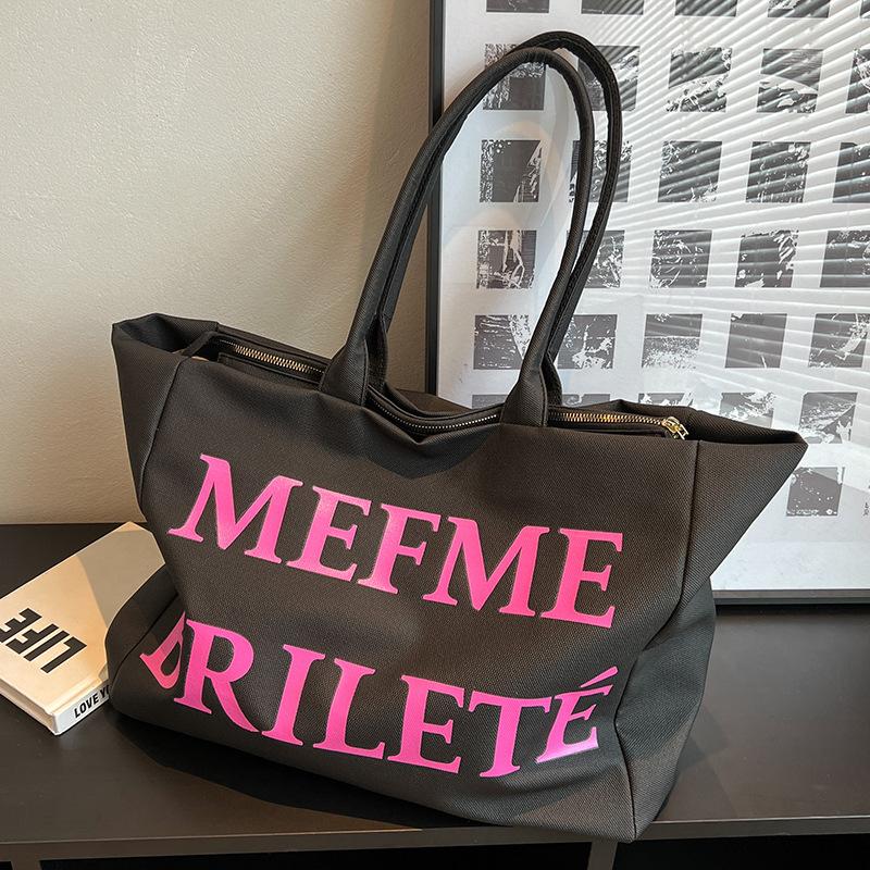 

Canvas bag women s 2024 new models are popular this year, large-capacity tote bags, versatile shoulder bags, and high-end commuter bags. чорний