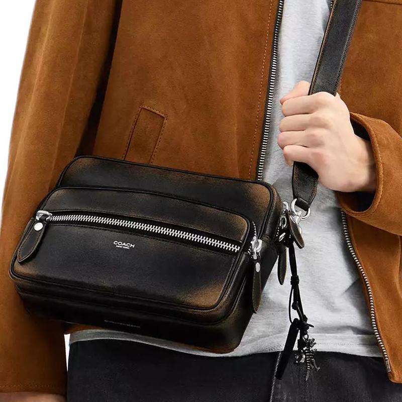 Coach Borsa a tracolla DAKOTACrossbody 24 chiusura a cerniera retrò tracolla staccabile design compatto ciondolo dinosauro pelle di mucca taglia media da uomo