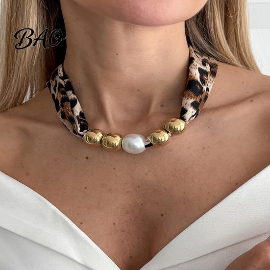 Autumn Winter Fashion Accessory Leopard Print Scarf Choker, Fabric Necklace with Faux Pearl Metallic Beads, Elegant Adjustable Velvet Choker