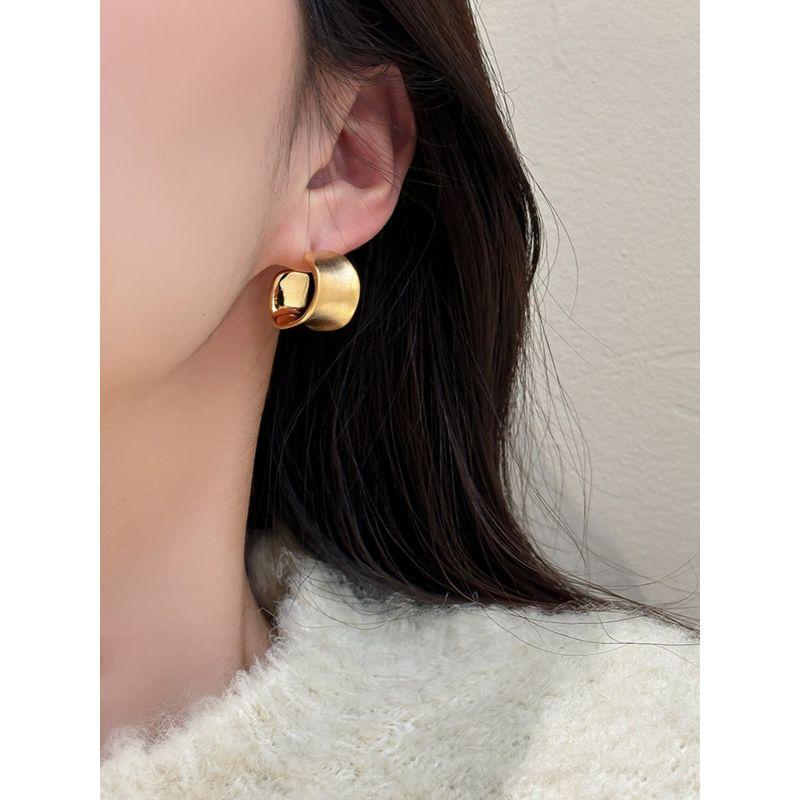 Fashion Niche Design Twisted C Font Irregular Earrings Metal Brushed Fancy Frosty Style Stud Earrings Women