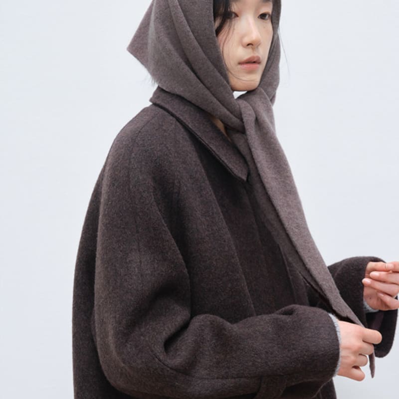 

sutto Wool Triangle Scarf (Brown) Brown