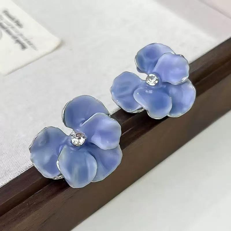 1PAIR fresh and sweet three-dimensional flower earrings niche design sense premium retro petal stud earrings women s light luxury earrings