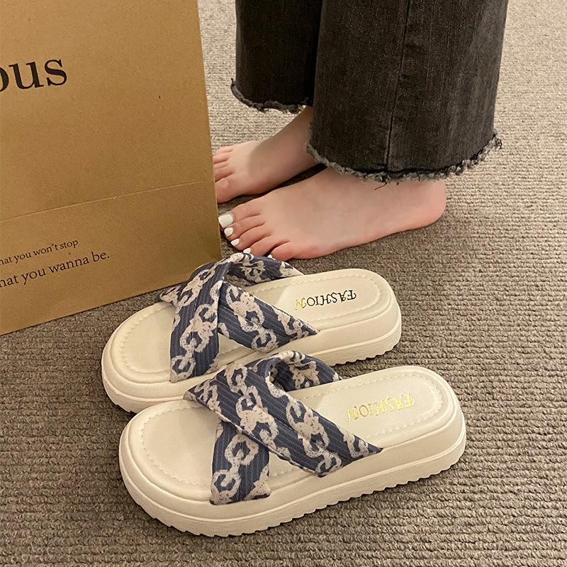 

Female summer thick-bottomed cool slippers, fairy wearing red wind half-towed beach slippers for vacation 35 синій