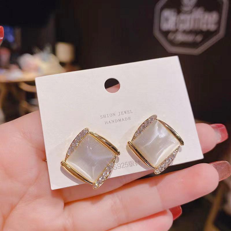 Stylish and simple square high-end stud earrings, women's geometric versatile temperament earrings, elegant and atmospheric earrings.