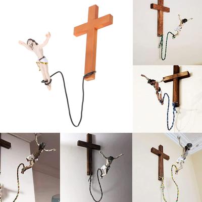 Innovativt Kryssdekor Strikkhoppende Jesus Kristus Figur Trekors Religiøse Kunstverk Resinhåndverk for Hjemmedekor