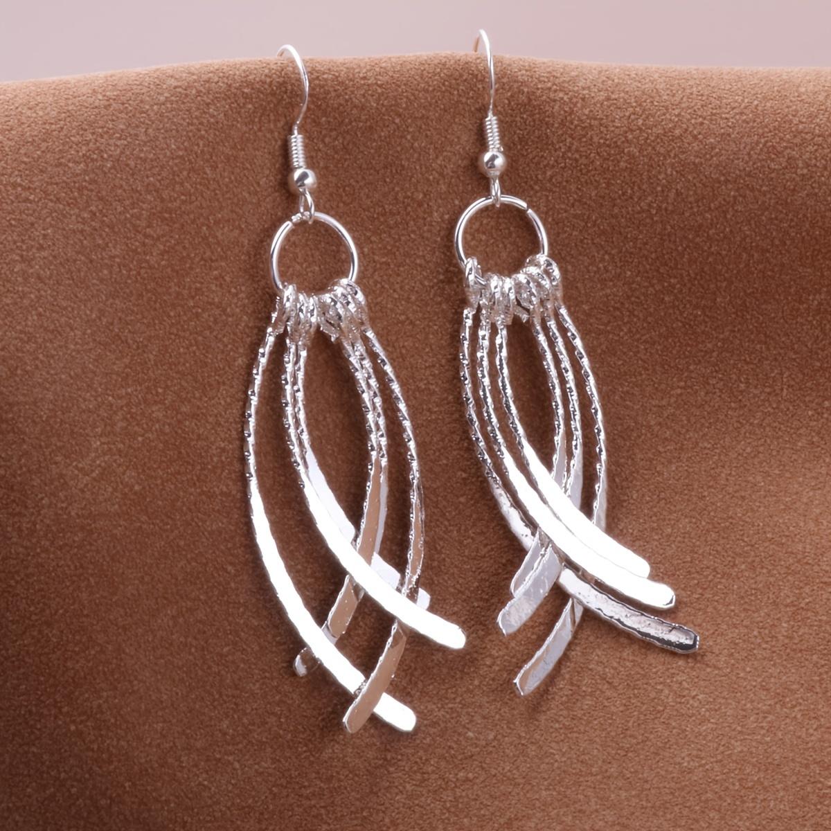 

Простые женские серьги с кисточками в форме ножей