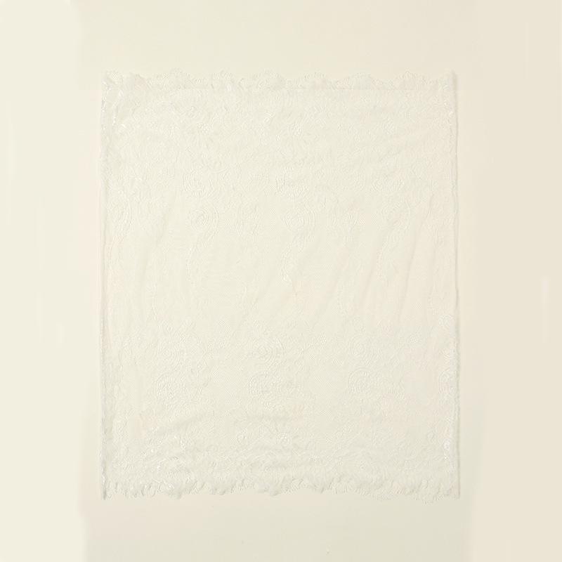 Czarno-biały trójkątny szal z haftowanej koronki z ażurowym wzorem