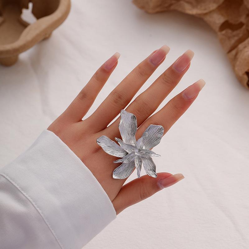 Personalized Five-petal Flower Three-dimensional Flower Opening Ring Exaggerated Ins Metal Wind Winding Women's Fashion