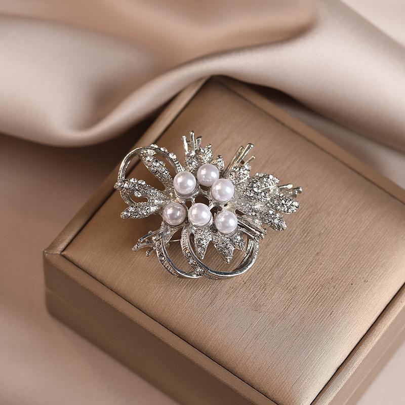 

Retro Pearl and Diamond-encrusted Brooch for Women, A Niche and Light Luxury Flower Brooch