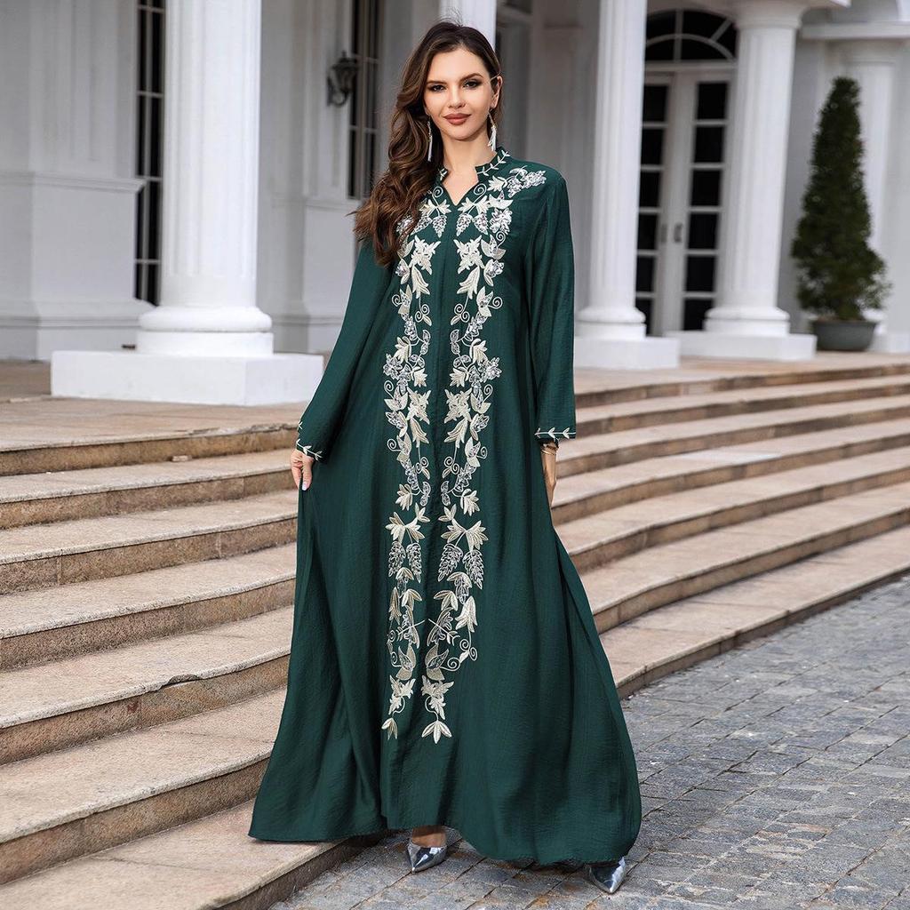 Women's Middle Eastern Abaya: Elegant Long Robe with Stylish Detailing, Perfect for Dubai and Turkey Fashion.
