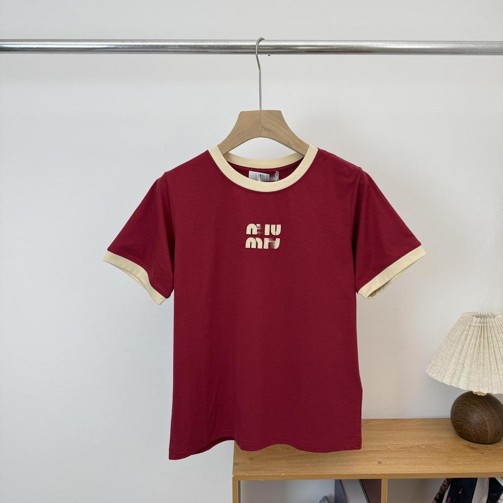 Miu Miu Damen Frühling/Sommer 2026 Klassisches Baumwoll-T-Shirt mit gesticktem Logo, Rundhalsausschnitt, Kurze Ärmel, Unifarben