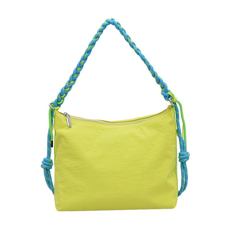 

Niche contrasting color twist shoulder strap underarm shoulder bag casual lightweight versatile large-capacity nylon messenger bag зелений