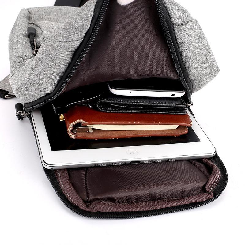 breast bag, men's trendy outdoor rechargeable travel bag, fashionable belt buckle, tear-proof fabric, shoulder messenger bag.