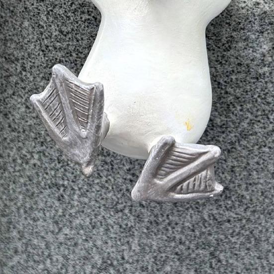 White Duck Figurine Resin Duck Statue Flower Pot Hugger Planter Edge Duck Statue for Potted Plants Aquarium