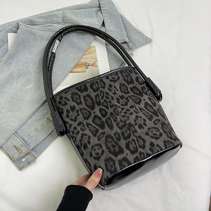 Autumn and winter super fire leopard print bucket bag 2025 new women's commuter versatile fashion trend exquisite portable shoulder bag
