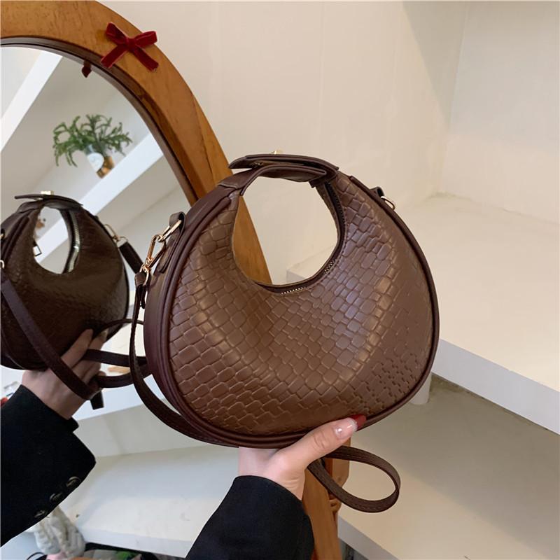 This year's popular fashion temperament handbag 2025 new versatile ins Korean version messenger bag dumpling bag texture women