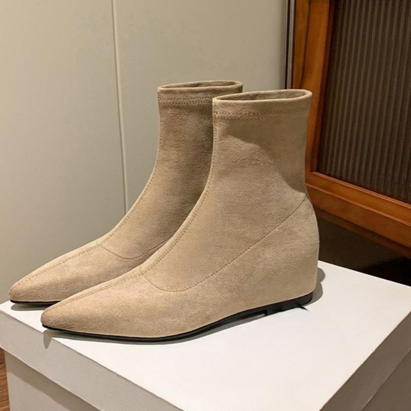 

Модные внутри на платформе плоские облегающие ботинки осень новый стиль острый носок замшевый рукав мягкие слипоны короткие ботинки 35