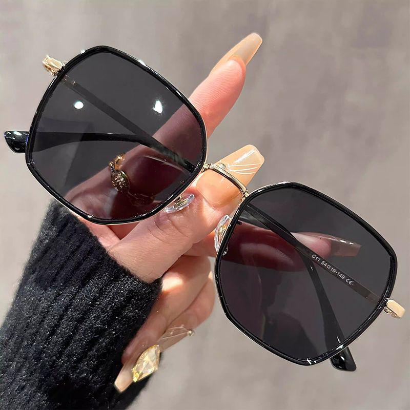 

Новое поступление женских модных солнцезащитных очков чайного цвета: Высококлассный, Защита от УФ-лучей, Стиль интернет-знаменитости