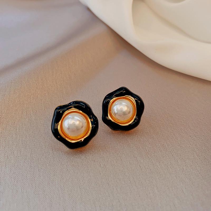 Geometrische Plissee-Ohrringe mit Glasperlen der Black Series: Elegante silberne Ohrstecker mit einem luxuriösen und vielseitigen Design.