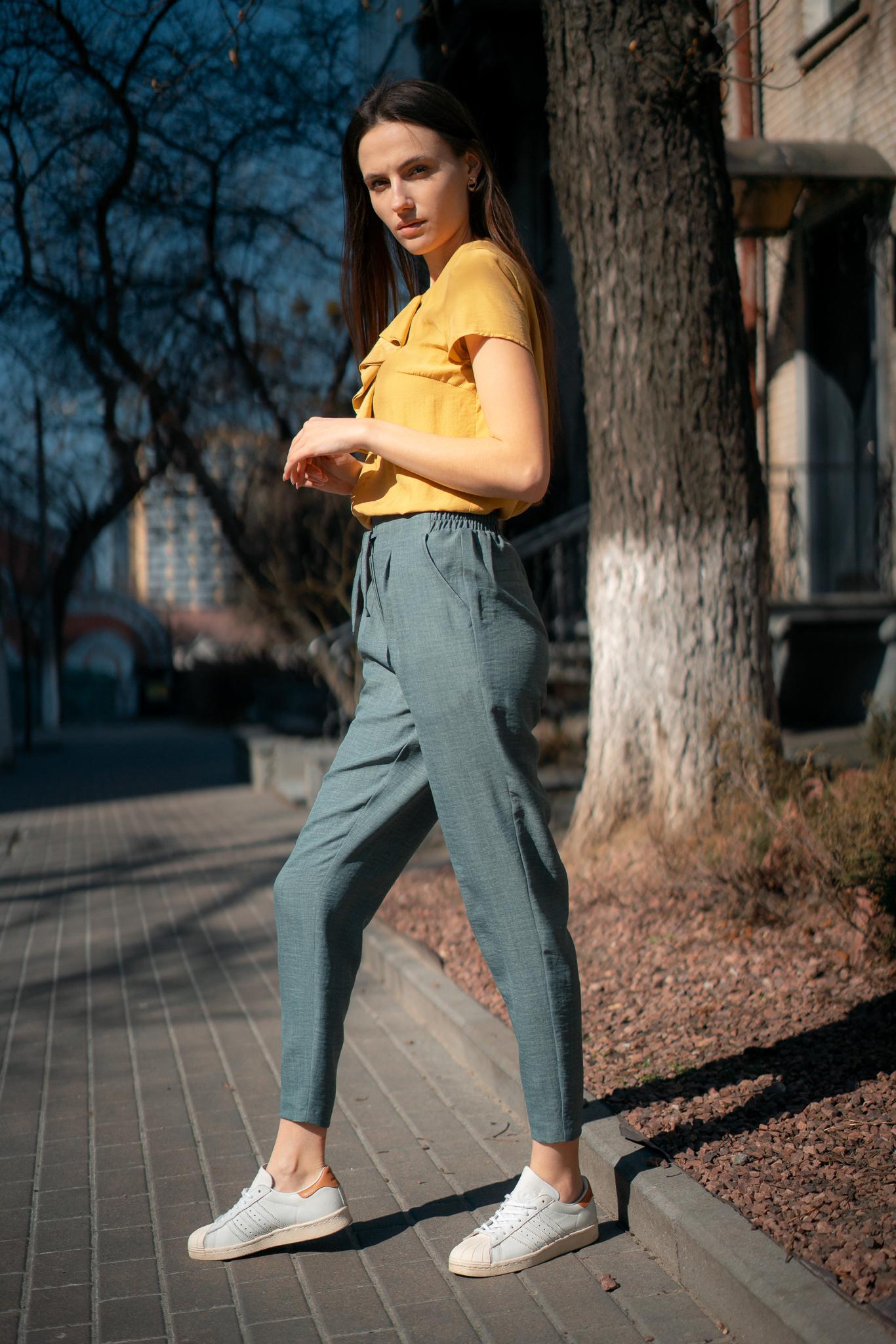 

Штани вкорочені на гумці із зав язкою тонка тканина 40 курсант синій колір