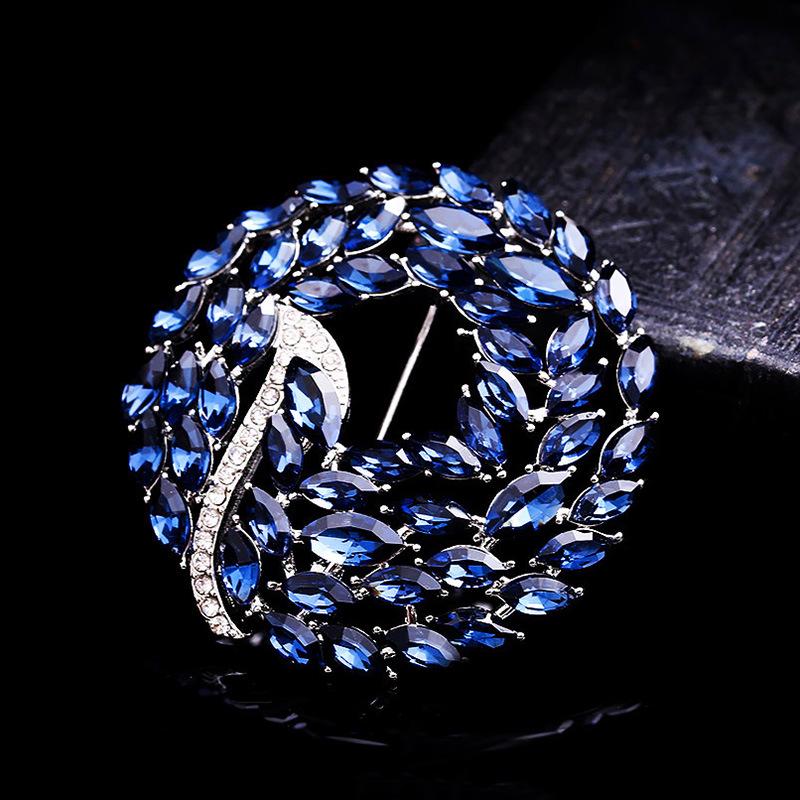Elegant Retro Crystal Brooch: Versatile European & American Design for Women's Suits