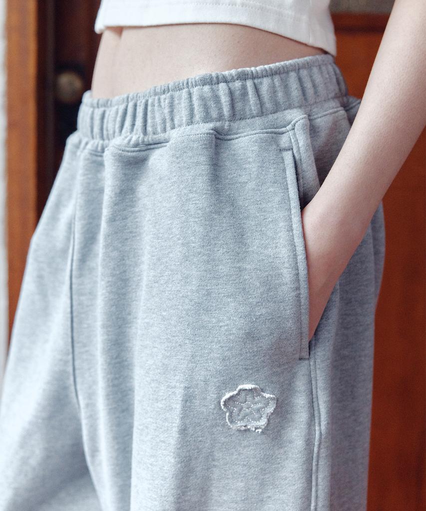 Okkitteu Flower Applique Balloon Jogger Pants Gray