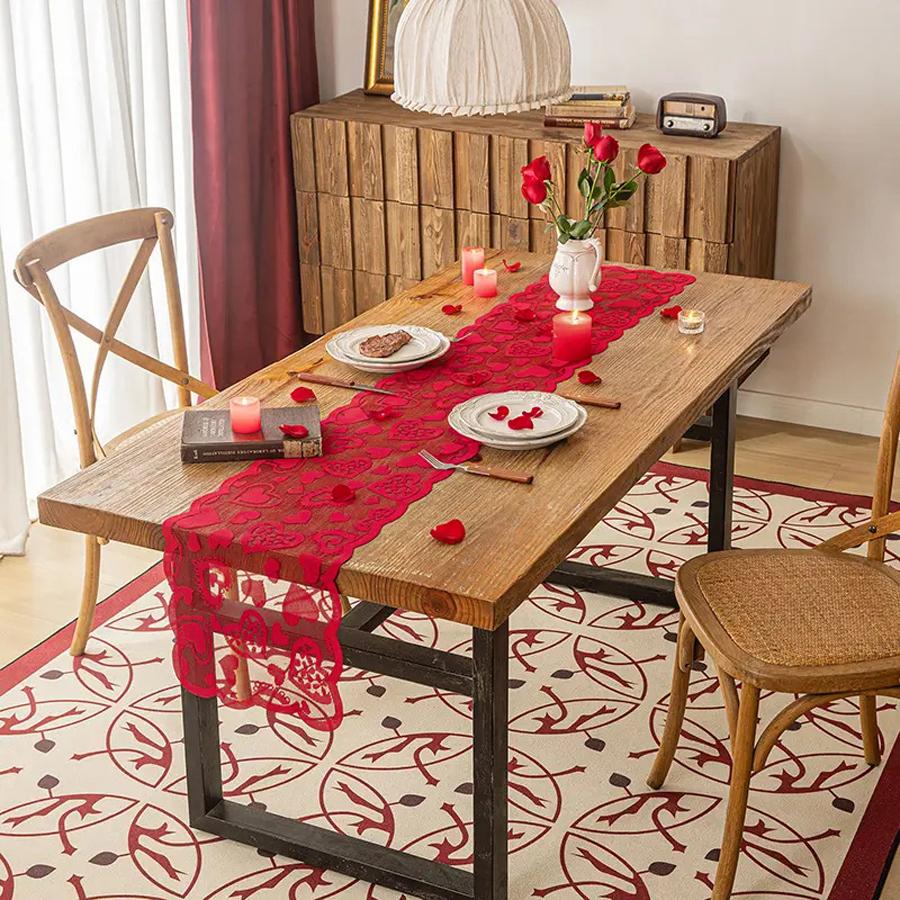 Classic Red Heart-Themed Valentine's Day Decorative Tablecloth, Polyester Woven Table Runner Suitable for Family Gatherings and Couples' Dates.