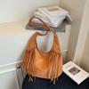 Dame Sling Bag Med Kvastdetalje Blødt Ruskind Skulder Stor Kapacitet Crossbody Tote Daglig Brug