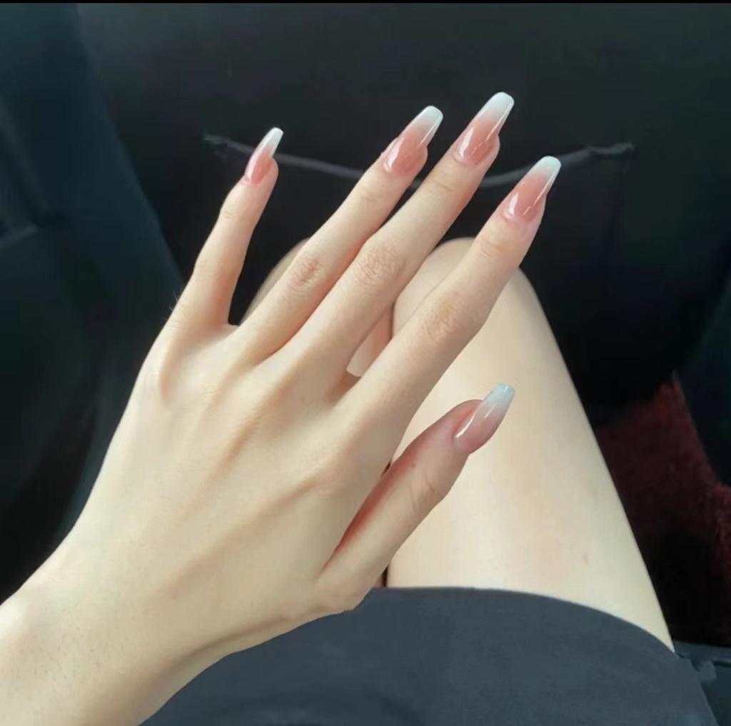 Čistě ručně vyráběný fototerapeutický nositelný nehtový dílek Nude barva gradient Nositelný nehet Hotový výrobek Opakovaně použitelná nehtová náplast