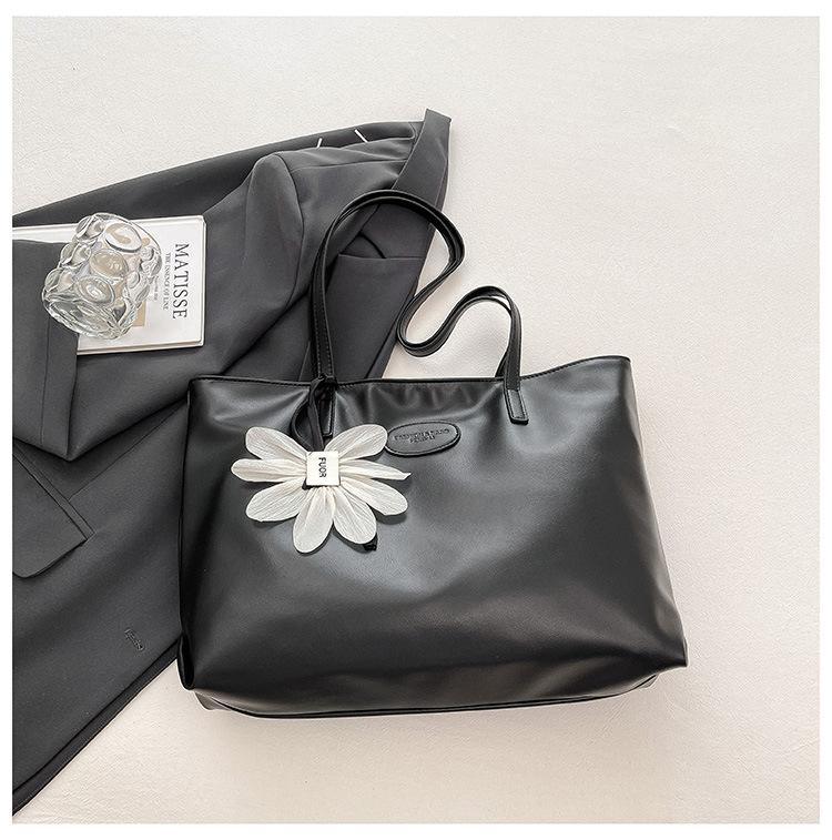 

Tote bag women s 2025 new simple and fashionable commuter underarm bag large capacity retro casual women s shoulder bag tide