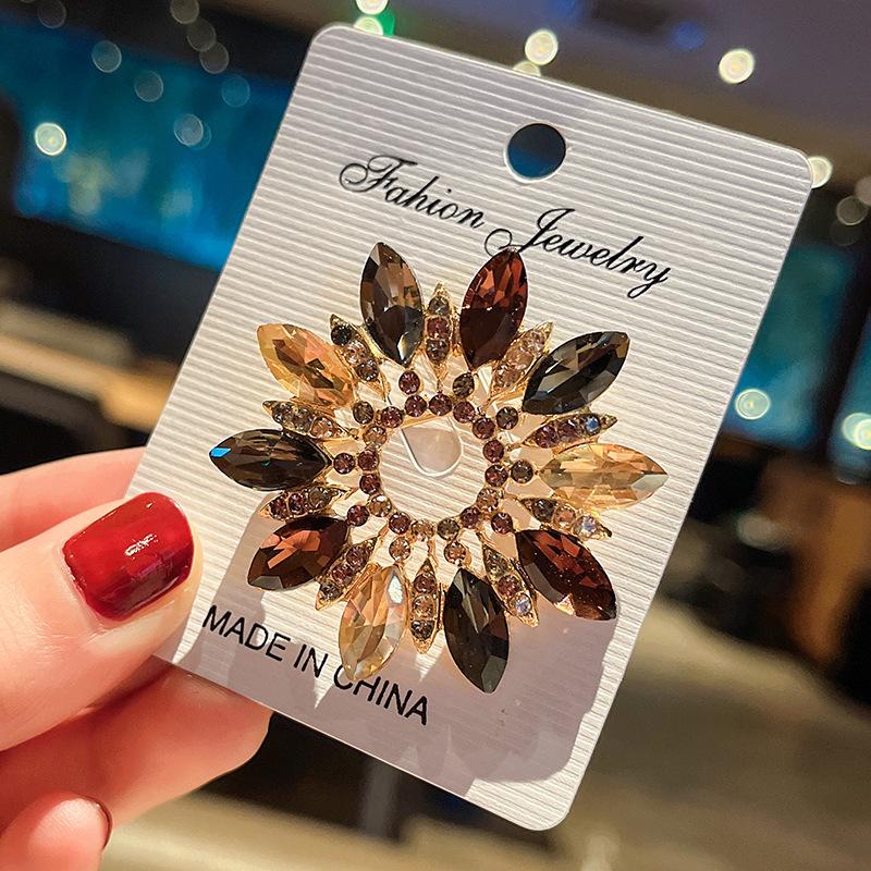 High-end Retro Crystal Flower Brooch Women's Personality Jacket Cardigan Corsage Fashion Exquisite High-end Pin