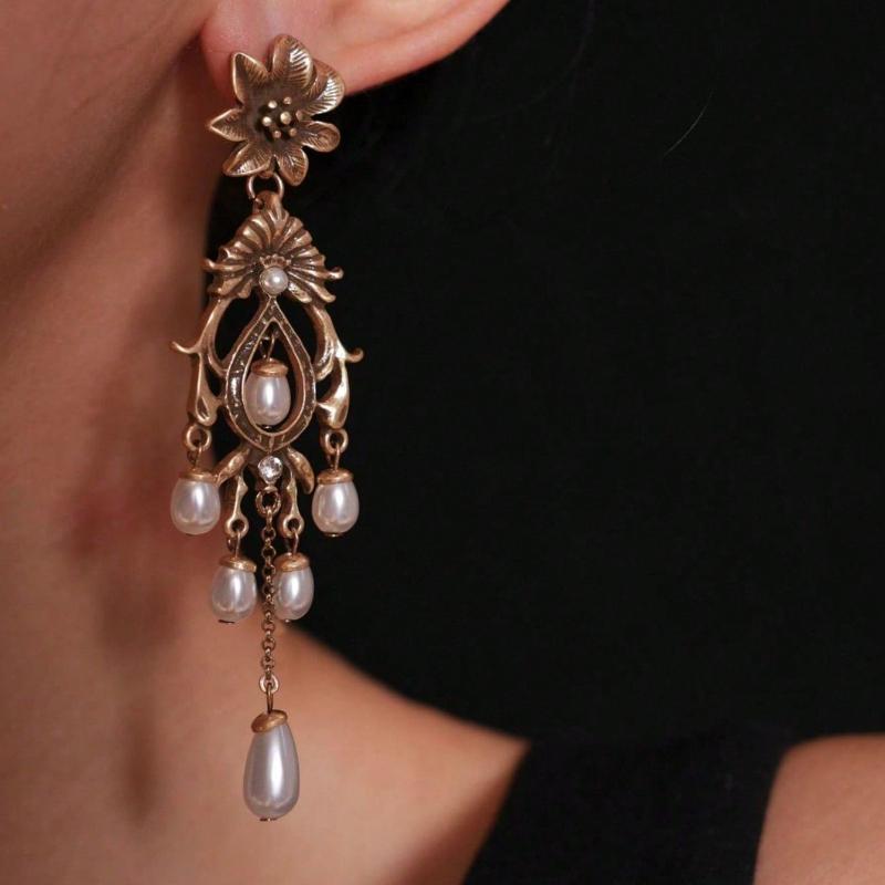 2 db Vintage Virág Csepp Üreges Bírósági Stílusú Műgyöngy Fém Arany Színű Többszínű Női Bojtos Lógós Fülbevaló