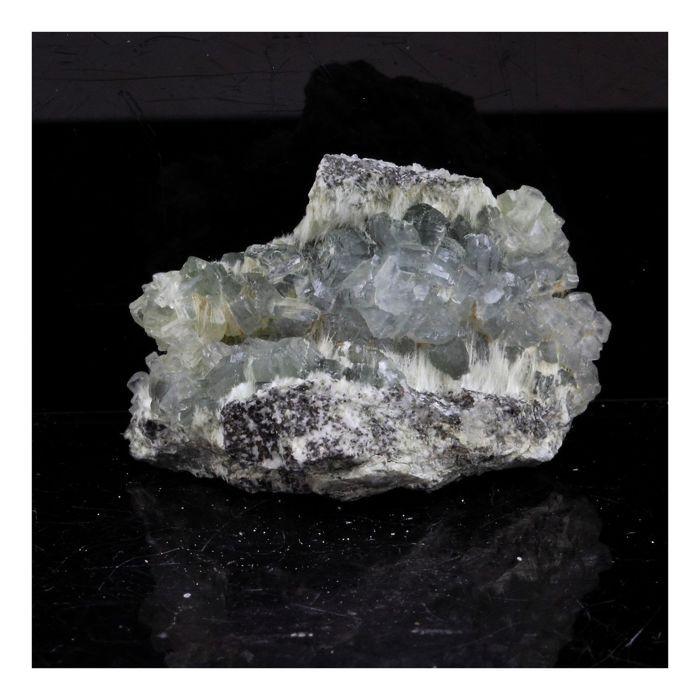 Pierres et Minéraux. Prehnite. 35.0 ct. La Combe de la Selle, St Christophe-en-Oisans, Isère, France.