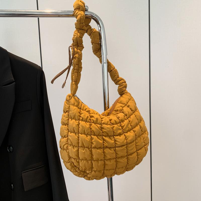 2025 neue koreanische gefaltete Wolken-Tasche Damen-Umhänge-Messenger-Tasche Mode Daunenbaumwollkleidung Achselhöhlen-Knödel-Tasche