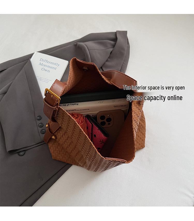 2025 Autumn/Winter Retro Woven Texture Large Capacity Tote: Versatile Casual Shoulder Bucket Bag
