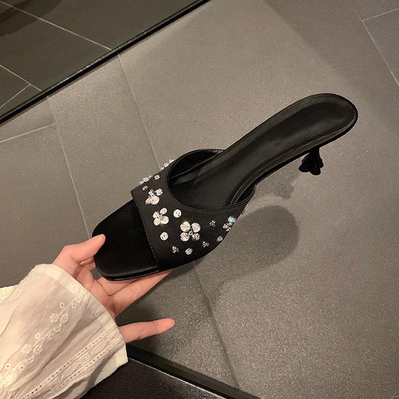 

Square head with high heels, petals, rhinestones, satin, kitten and cool slippers, women s spring and summer outer wear 40 чёрный